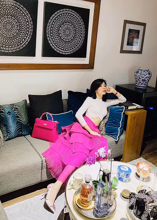 Mới đây, nữ ca sĩ vướng tin đồn hôn nhân rạn nứt sau khi lộ ảnh thân thiết bên người mẫu Lâm Bảo Châu.