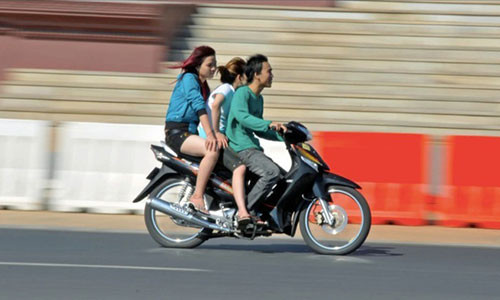 Du luat cam phu nu mac vay ngan bi phan doi kich liet o Campuchia