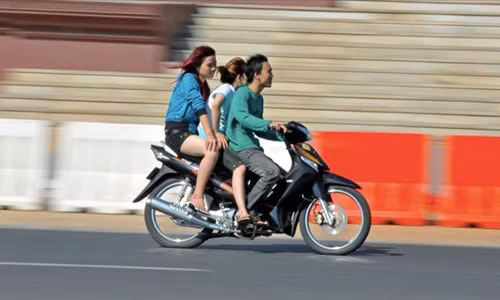 Du luat cam phu nu mac vay ngan bi phan doi kich liet o Campuchia