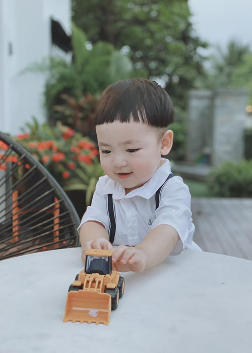 Bé Kem - con trai của Tú Anh càng lớn càng kháu khỉnh.