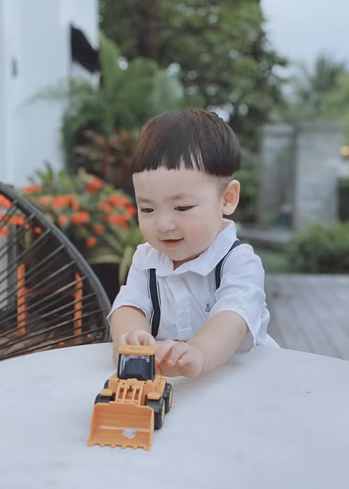 Bé Kem - con trai của Tú Anh càng lớn càng kháu khỉnh.