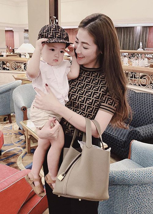 Khi con trai cứng cáp, Tú Anh trở lại với công việc.