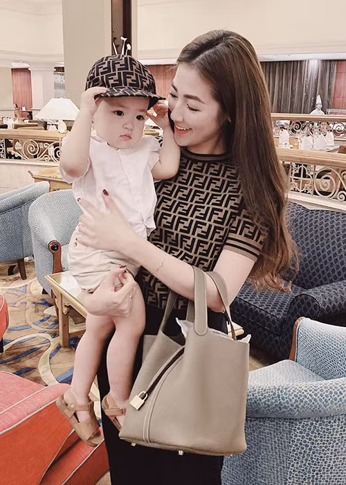 Khi con trai cứng cáp, Tú Anh trở lại với công việc.