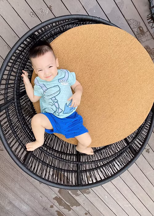 Vẻ đáng yêu của bé Kem đốn tim bạn bè, đồng nghiệp lẫn fan của Tú Anh.