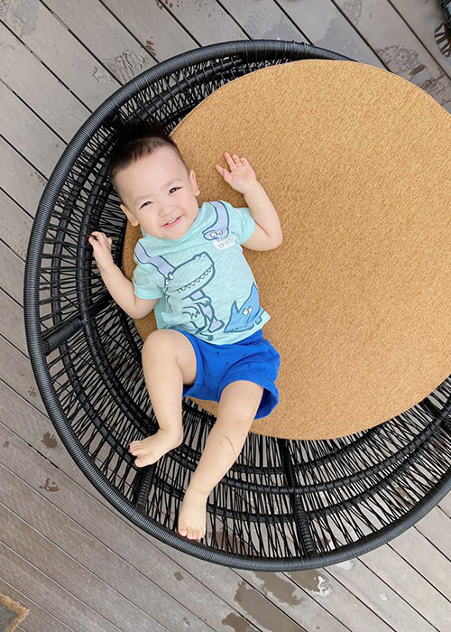 Tú Anh thoải mái chia sẻ hình ảnh thiên thần nhỏ của mình.