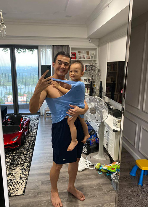 Bé Bảo Bảo - con trai của Thúy Diễm quấn bố hơn mẹ.