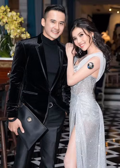 Nam diễn viên còn sẵn sàng bỏ hết công việc để chăm con với mong muốn bà xã yên tâm đóng phim "Cát đỏ" trong 6 tháng.