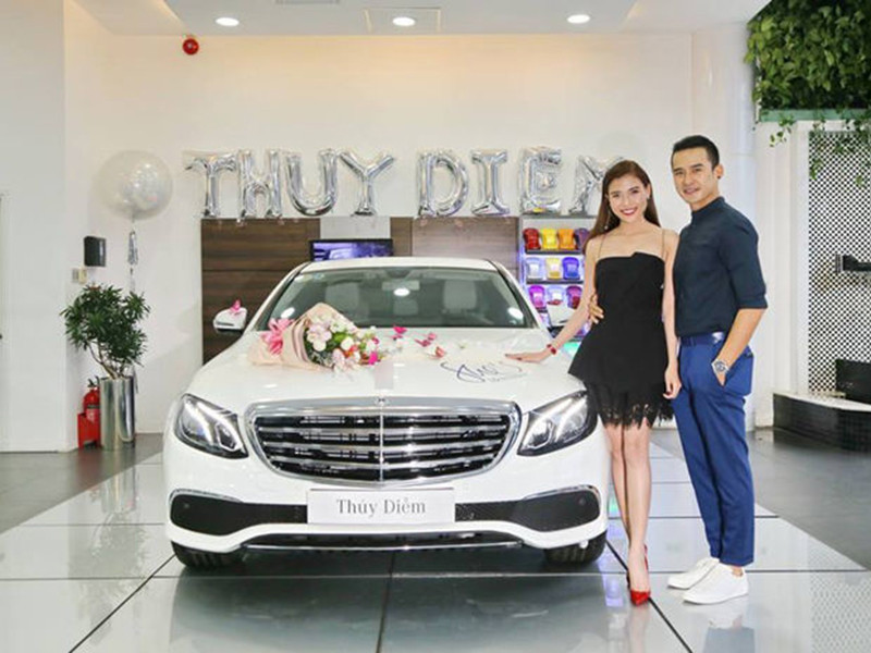 Nhân dịp lễ 20/10 cách đây 3 năm, Lương Thế Thành quyết định chọn một chiếc xe hơi đắt giá để làm quà cho Thúy Diễm.