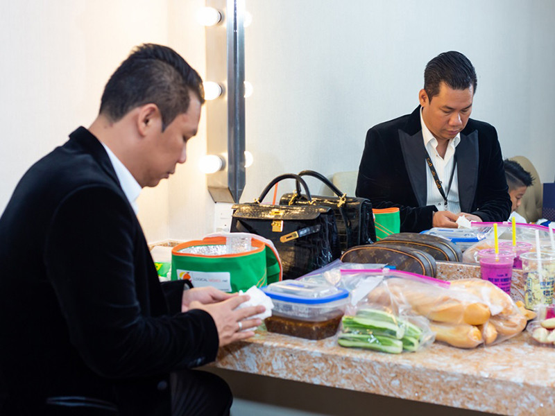 Trong các show diễn lớn của Lệ Quyên, nhiều người bắt gặp hình ảnh ông chủ phòng trà Đức Huy lẳng lặng đứng bên trong cánh gà kiểm tra lại mọi thứ. Ảnh: Yeah1