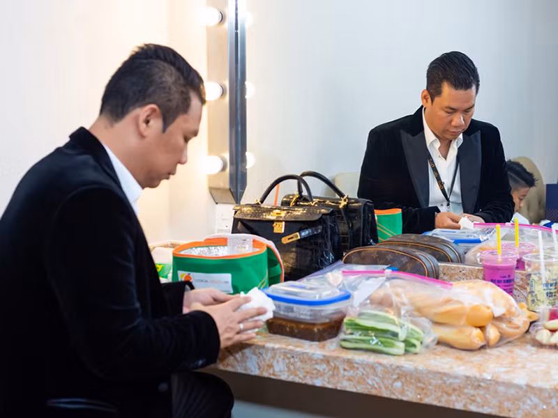 Trong các show diễn lớn của Lệ Quyên, nhiều người bắt gặp hình ảnh ông chủ phòng trà Đức Huy lẳng lặng đứng bên trong cánh gà kiểm tra lại mọi thứ. Ảnh: Yeah1