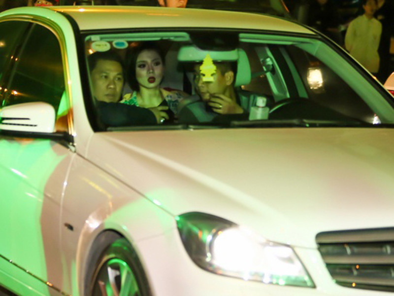 Anh thường xuyên tháp tùng vợ đi diễn. Ảnh: Zing