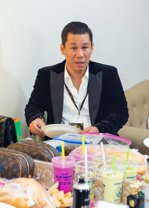 Ông xã của Lệ Quyên muốn tự mình kiểm tra mọi thứ để vợ có thể yên tâm tỏa sáng trên sân khấu. Ảnh: Yeah1