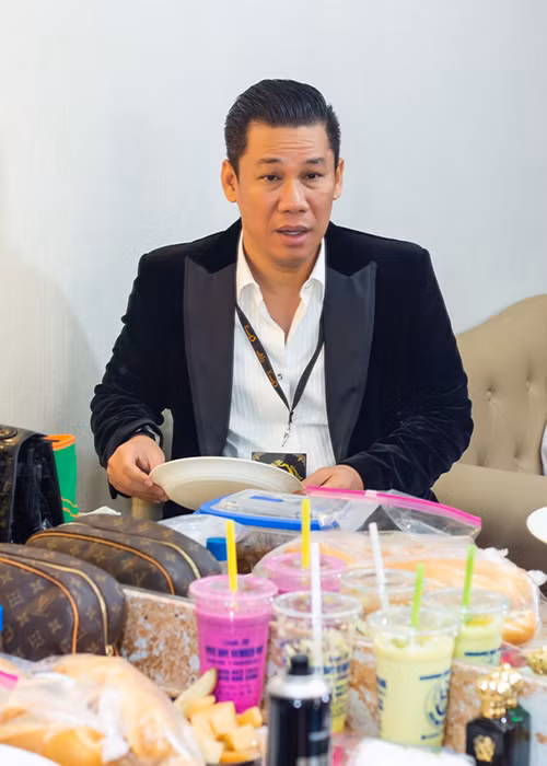 Ông xã của Lệ Quyên muốn tự mình kiểm tra mọi thứ để vợ có thể yên tâm tỏa sáng trên sân khấu. Ảnh: Yeah1