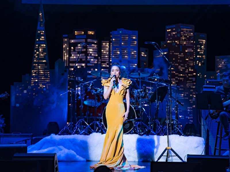 Anh âm thầm đặt mua chiếc micro rồi tặng Lệ Quyên. Ảnh: Thế giới điện ảnh