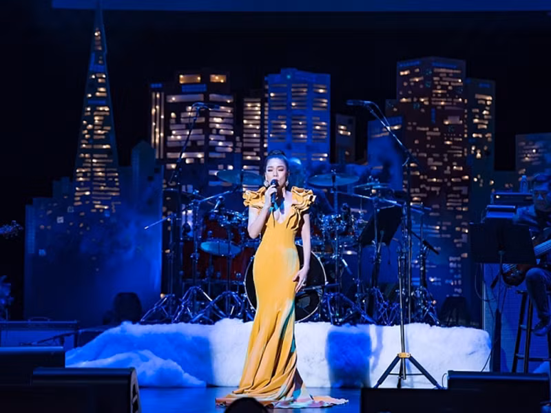 Anh âm thầm đặt mua chiếc micro rồi tặng Lệ Quyên. Ảnh: Thế giới điện ảnh