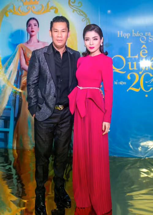 Lệ Quyên từng chia sẻ, cô thấy xót xa cho sự hy sinh của ông xã. "Anh hy sinh cho tôi nhiều quá rồi. Tôi muốn anh tập trung vào công việc mà anh yêu thích”, nữ ca sĩ nói. Ảnh: Tiền Phong