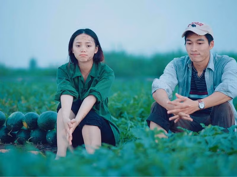 Trong “Đi qua mùa hạ”, Đình Tú lại đóng vai Phương - một anh chàng chân chất, thẳng thắn và giàu lòng nhiệt huyết. Ảnh: Tổ quốc