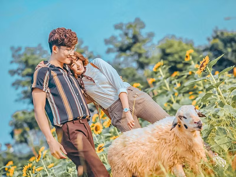 Đình Tú hẹn hò diễn viên Hương Giang từ năm 2016. Được biết, Hương Giang hơn Đình Tú 3 tuổi, từng qua một lần đò và có con riêng.