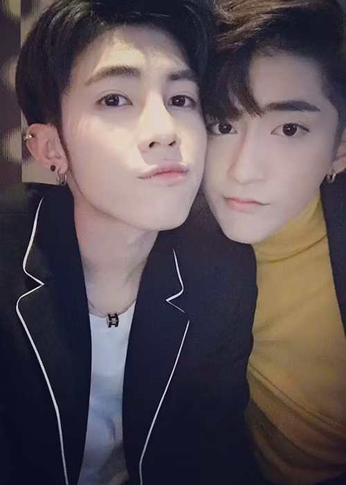 Nam người mẫu 29 tuổi còn được biết đến nhờ mối tình đồng giới.