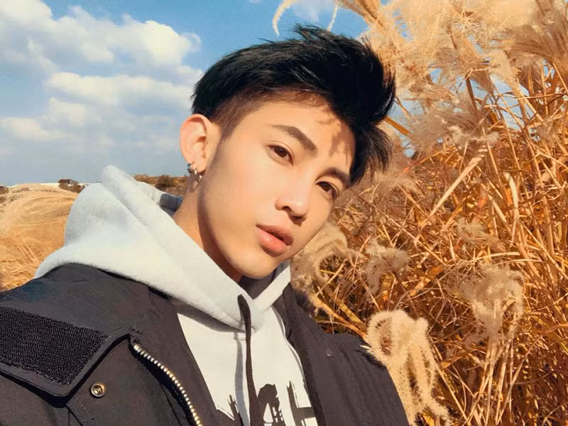 Silves là người mẫu ảnh, hot boy mạng xã hội và là chủ một shop thời trang.