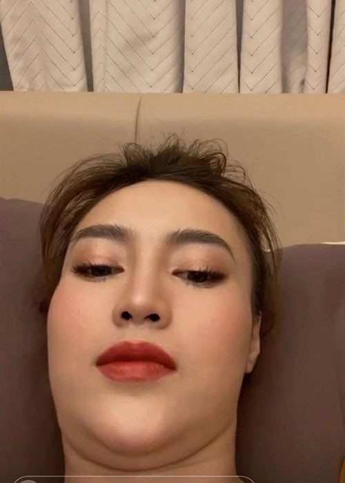 Ninh Dương Lan Ngọc trở thành thánh lầy mới. Cô tự chia sẻ hình ảnh chụp cận mặt, khoe cằm nọng.
