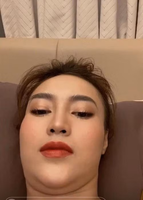 Ninh Dương Lan Ngọc trở thành thánh lầy mới. Cô tự chia sẻ hình ảnh chụp cận mặt, khoe cằm nọng.