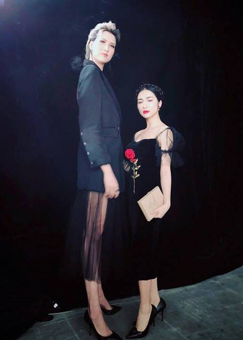 Thay vì e ngại có chiều cao 1m55, Hòa Minzy thản nhiên đứng cạnh các mỹ nhân có chiều cao khủng rồi ghi lại hình ảnh hài hước.