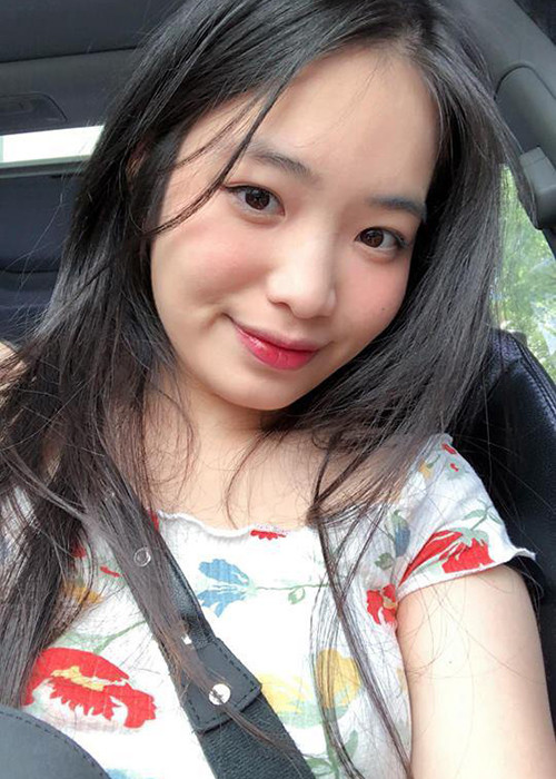 Thu Cầm sinh năm 2000, sở hữu nhan sắc xinh đẹp như hot girl. Là con gái của Duy Mạnh, cô có năng khiếu về đàn hát và ước mơ trở thành cô giáo dạy đàn. Ảnh: Thời đại plus