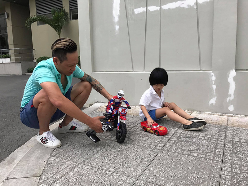 Mạnh Cầm cũng được tiếp xúc với âm nhạc từ nhỏ. Cậu nhóc khá nghịch ngợm nên mỗi lần Duy Mạnh dạy con đánh đàn, anh lại hò hét, dọa nạt dỗ dành đủ kiểu. Ảnh: Vietnamnet