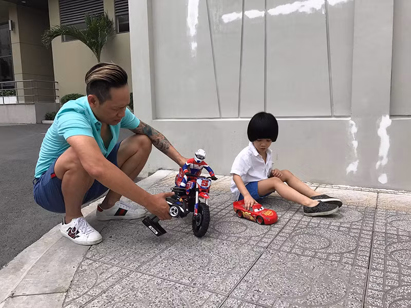 Mạnh Cầm cũng được tiếp xúc với âm nhạc từ nhỏ. Cậu nhóc khá nghịch ngợm nên mỗi lần Duy Mạnh dạy con đánh đàn, anh lại hò hét, dọa nạt dỗ dành đủ kiểu. Ảnh: Vietnamnet