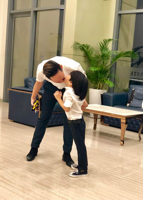 Giọng ca “Kiếp đỏ đen” hiện có cuộc sống hạnh phúc, yên ấm bên vợ con. Ảnh: Vietnamnet