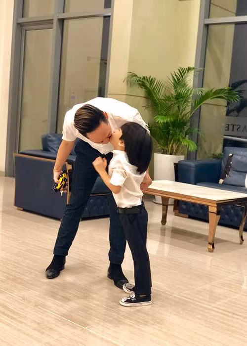 Giọng ca “Kiếp đỏ đen” hiện có cuộc sống hạnh phúc, yên ấm bên vợ con. Ảnh: Vietnamnet