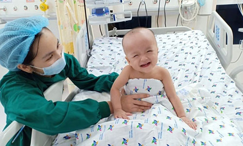 Hai be Truc Nhi - Dieu Nhi da tu ngoi day va biet choi dua-Hinh-2