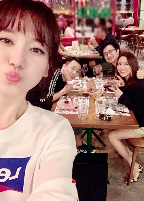 Đôi bạn thân cũng không ngại chi hàng chục triệu đồng để tặng quà cho nhau.