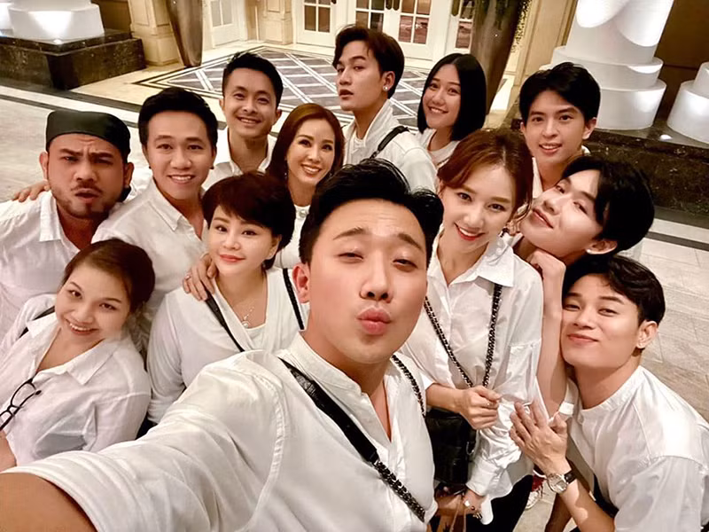 Hội bạn thân của Trấn Thành và Thu Hoài còn có Lê Giang, Trúc Nhân, Ali Hoàng Dương. Nhóm thường xuyên tụ tập. Mời quý độc giả xem video "Vợ chồng Trấn Thành xuất hiện trên sách Hàn Quốc". Nguồn VTC Now