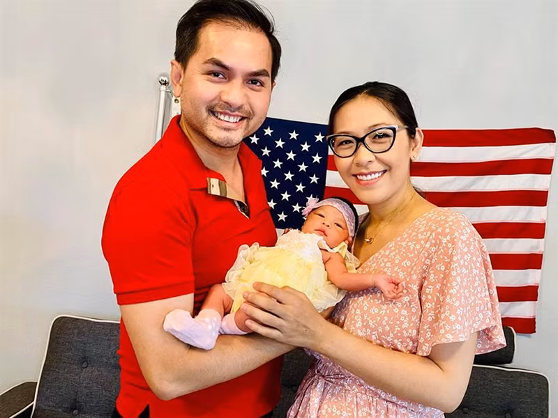 Đức Tiến bày tỏ, anh cảm thấy hạnh phúc khi có một người vợ biết sẻ chia, chăm lo cho gia đình và cuộc sống thật viên mãn khi vợ chồng có thêm cô con gái để yêu thương. Ảnh: Vietnamnet