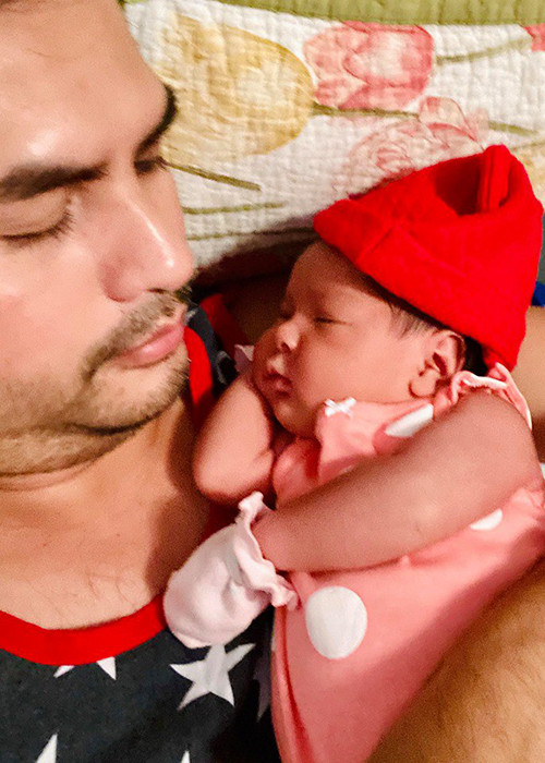 Lúc gặp con lần đầu, Đức Tiến đã bật khóc. Để vợ có thời gian nghỉ ngơi, anh pha sữa, thay tã, thức đêm trông bé Mèo. Ảnh: Thời đại plus