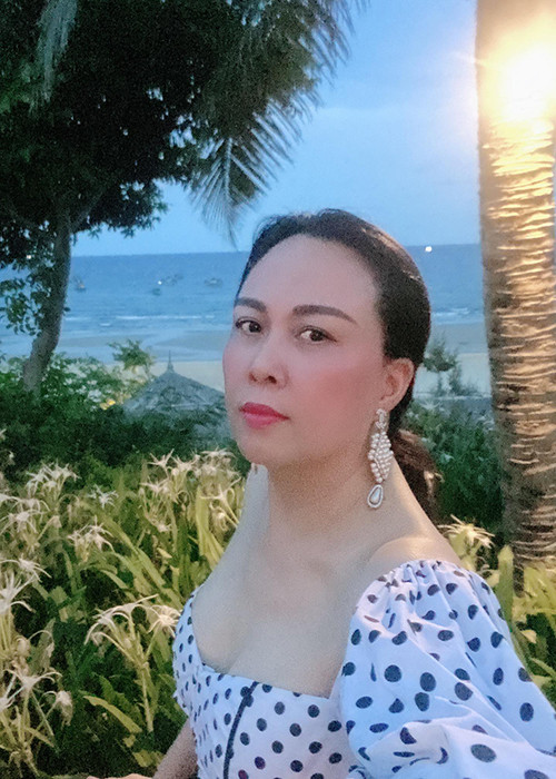 Với kiểu trang phục trễ vai, Phượng Chanel khéo khoe vòng một đẫy đà.