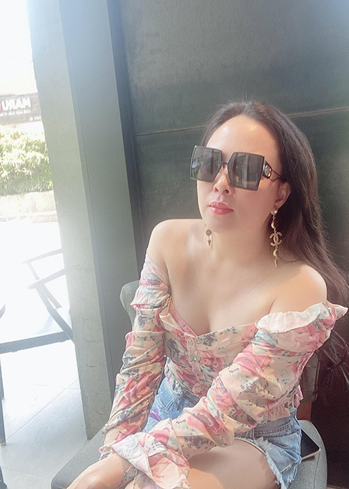  Vợ Quách Ngọc Ngoan yêu thích các mẫu trễ vai xẻ sâu hun hút.