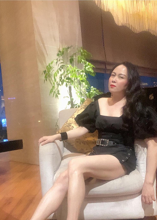 Gần đây, nữ doanh nhân còn chăm khoe mái tóc dài bồng bềnh được chăm chút kỹ lưỡng.