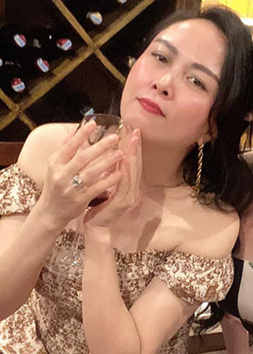 Nữ doanh nhân được cho là "cưa sừng làm nghé" khi chọn mốt vai trần được nhiều cô gái trẻ yêu thích.