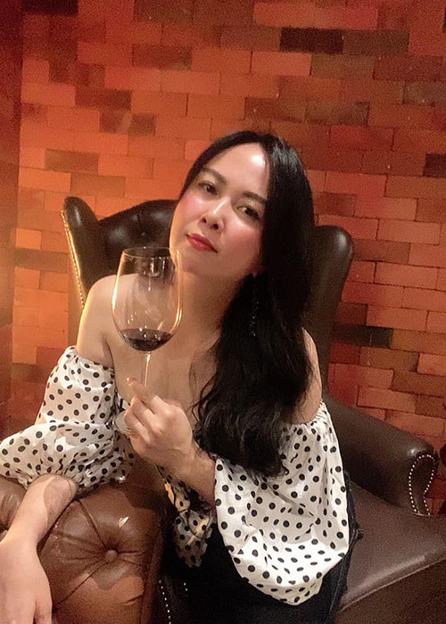 Việc bà xã hơn tuổi của Quách Ngọc Ngoan mặc táo bạo khiến cư dân mạng khá bất ngờ.