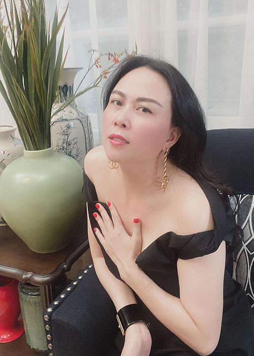 Nữ doanh nhân lấy tay che chắn khi mặc chiếc váy có khoảng hở lớn ở phần ngực.