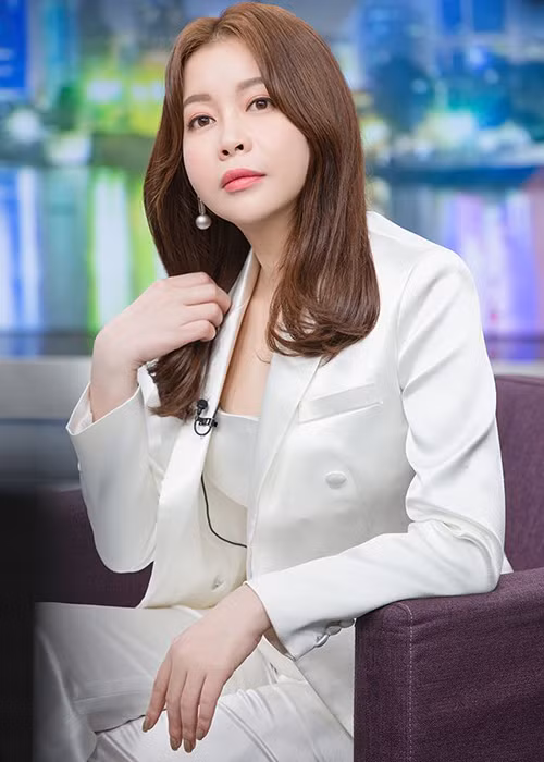 Khi bị Pha Lê tố quỵt nợ hồi tháng 4, Hải Dương cho biết, cô rút khỏi showbiz nên không có nhu cầu tạo thị phi. Xem video "Khắc Tiệp xin lỗi cư dân mạng". Nguồn VTC Now