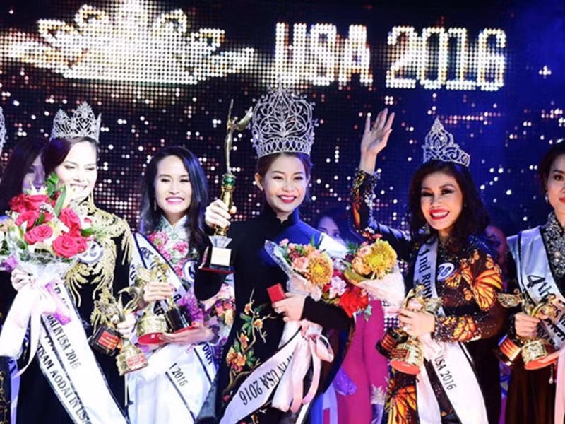 Năm 2016, Hải Dương đăng quang cuộc thi "Mrs Ao Dai Vietnam in USA - Hoa hậu Áo dài Việt Nam tại Mỹ". Cuộc thi vốn được công ty của Khắc Tiệp mang ra nước ngoài tổ chức, chứ không phải là sân chơi nhan sắc cấp quốc gia và do Bộ Văn hóa, Thể thao và Du lịch cấp phép. Ảnh: Văn hóa doanh nhân