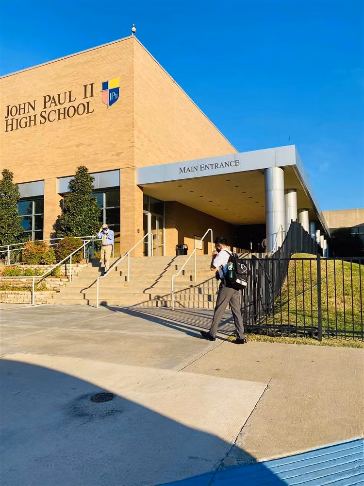 Hình ảnh Chấn Hưng trong bộ đồng phục được mẹ chia sẻ nhanh chóng thu hút sự chú ý. Đông đảo bạn bè, đồng nghiệp và người hâm mộ của Hồng Ngọc khen cậu cả nay đã cao lớn vượt trội và ra dáng thanh niên. "Trời ơi, nhanh thiệt. Đàn ông quá rồi"; "Bây giờ ảnh chững chạc như người lớn! Chúc con luôn vững vàng và thăng tiến!"; "Nhanh kinh khủng! Chàng trai năm ấy!"; "Con trai nhìn trí thức và chững chạc lắm"; "Nhìn anh hai bữa nay ra dáng thanh niên lịch lãm, thừa hưởng được nét của bố Tâm và mẹ Ngọc nên con rất đẹp trai"..., đồng nghiệp và cư dân mạng xuýt xoa.