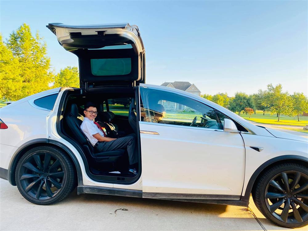 Giọng ca Mắt nai cha cha cha viết: "Ngày đầu anh Hưng vào trường cấp ba! Cảm giác của con lúc này chắc vừa lo lắng, vừa thích thú, vừa bỡ ngỡ, vì trường mới, rồi bạn mới, thầy cô mới, nhiều thứ mới với con. Mẹ biết con không phải là cậu bé ồn ào, con chững chạc, con nhẹ nhàng, hãy bước đi thật vững vàng trên đôi chân mình con nhé. Bố mẹ sẽ luôn bên con, ủng hộ con, hãy luôn nhớ bố mẹ sẽ là người bạn thân của con, lúc nào cũng bên cạnh con, chia sẻ cùng con, nhé con".