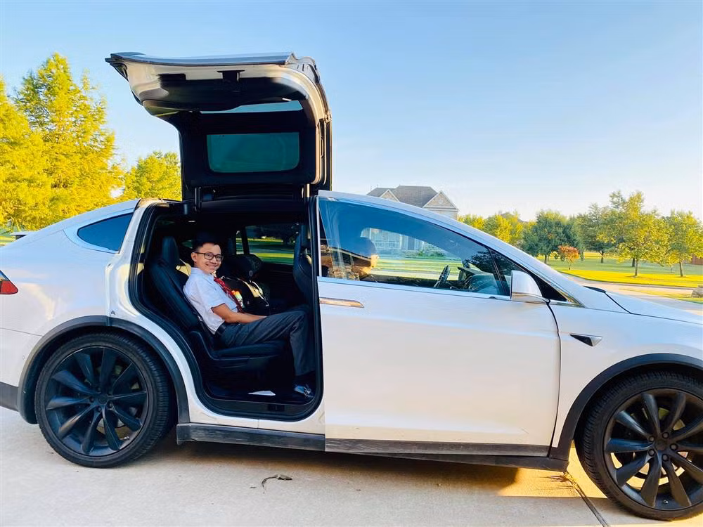 Giọng ca Mắt nai cha cha cha viết: "Ngày đầu anh Hưng vào trường cấp ba! Cảm giác của con lúc này chắc vừa lo lắng, vừa thích thú, vừa bỡ ngỡ, vì trường mới, rồi bạn mới, thầy cô mới, nhiều thứ mới với con. Mẹ biết con không phải là cậu bé ồn ào, con chững chạc, con nhẹ nhàng, hãy bước đi thật vững vàng trên đôi chân mình con nhé. Bố mẹ sẽ luôn bên con, ủng hộ con, hãy luôn nhớ bố mẹ sẽ là người bạn thân của con, lúc nào cũng bên cạnh con, chia sẻ cùng con, nhé con".