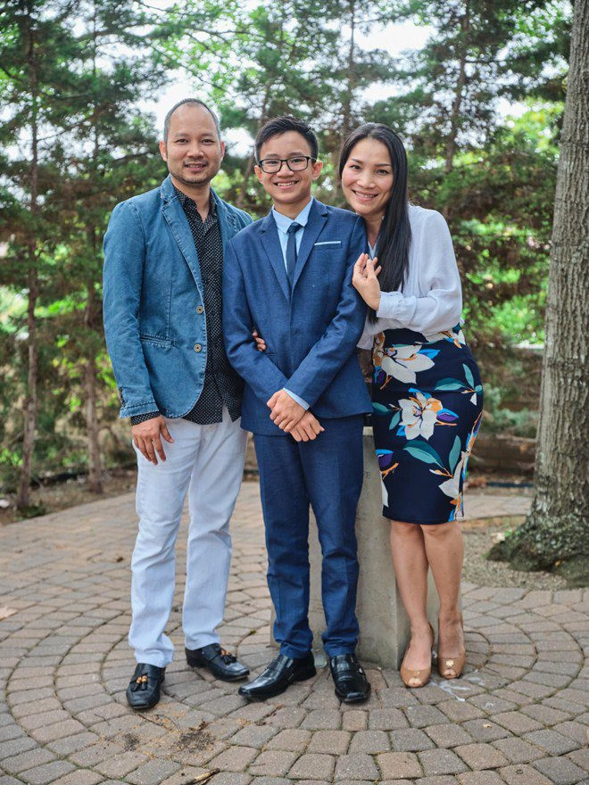 Chấn Hưng là con trai đầu lòng của ca sĩ Hồng Ngọc và doanh nhân Thomas Tâm, sinh năm 2006. Khi con trai được 3 tuổi thì họ mới đăng ký kết hôn và làm lễ cưới vào năm 2009. Là anh trai cả trong gia đình, Chấn Hưng tỏ ra rất chững chạc. Theo chia sẻ của Hồng Ngọc, con trai sống tình cảm và hướng nội, không thích sự ồn ào.