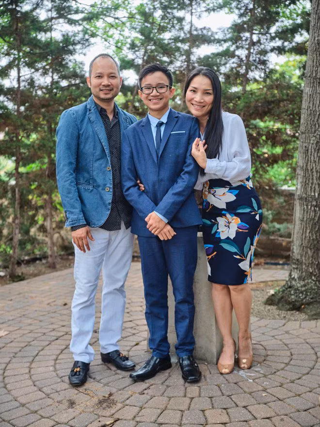 Chấn Hưng là con trai đầu lòng của ca sĩ Hồng Ngọc và doanh nhân Thomas Tâm, sinh năm 2006. Khi con trai được 3 tuổi thì họ mới đăng ký kết hôn và làm lễ cưới vào năm 2009. Là anh trai cả trong gia đình, Chấn Hưng tỏ ra rất chững chạc. Theo chia sẻ của Hồng Ngọc, con trai sống tình cảm và hướng nội, không thích sự ồn ào.